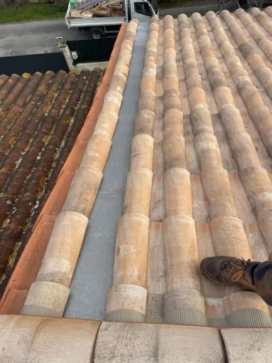 Réflection d’une rive mortier avec chenaux zinc à Royan, Rochefort, GALOPIN Toiture