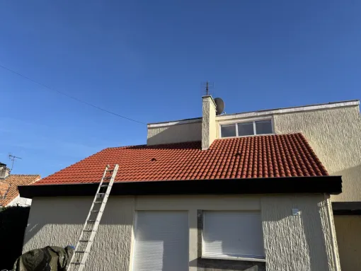 Rénovation d’une toiture en fibro ciment avec traitement des tuiles et application d’une peinture, revêtement semi épée, plastifié pour Tuile un Royan, Rochefort, GALOPIN Toiture