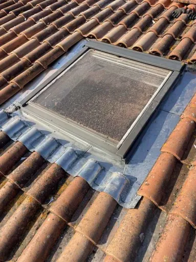 Remplacement d’un entourage de velux en zinc à Tonnay charente, Rochefort, GALOPIN Toiture