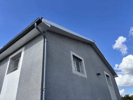 Rénovation sur avant toit à Saintes avec pose de l’embout PVC et bandeau PVC blanc, Rochefort, GALOPIN Toiture