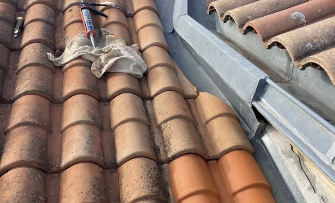 Remplacement de tuiles avec réparation et façonnage de Chenault murale à La vergne, Rochefort, GALOPIN Toiture