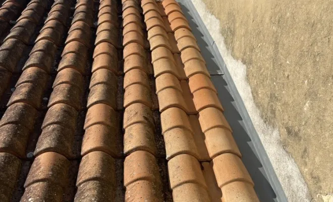 Remplacement de tuiles avec réparation et façonnage de Chenault murale à La vergne, Rochefort, GALOPIN Toiture