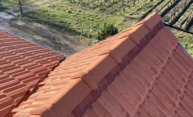 Installation d’un faîtage avec closoir et tuile faîtière à St agnan, Rochefort, GALOPIN Toiture