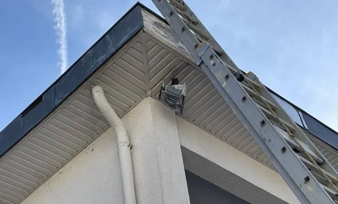 Installation d’entablement en zinc sur bandeau bois à Soubise, Rochefort, GALOPIN Toiture