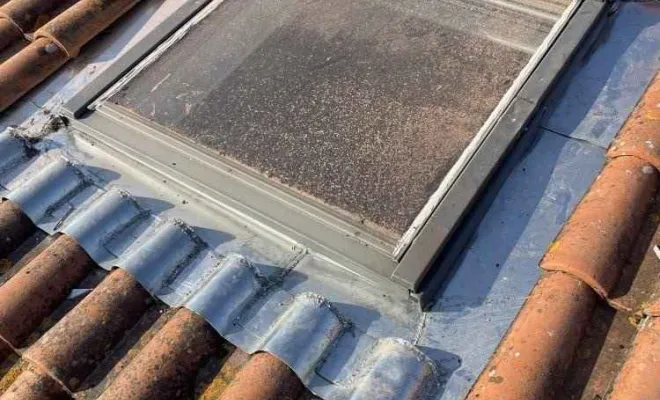 Remplacement d’un entourage de velux en zinc à Tonnay charente, Rochefort, GALOPIN Toiture